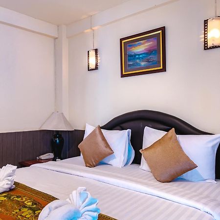 Baik Suite Bangkok Exteriör bild