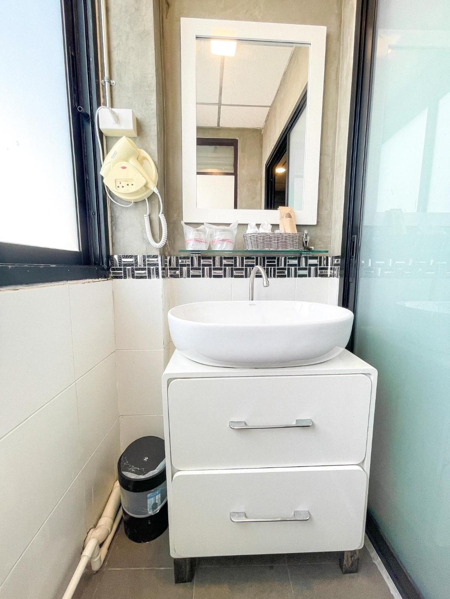 Baik Suite Bangkok Exteriör bild